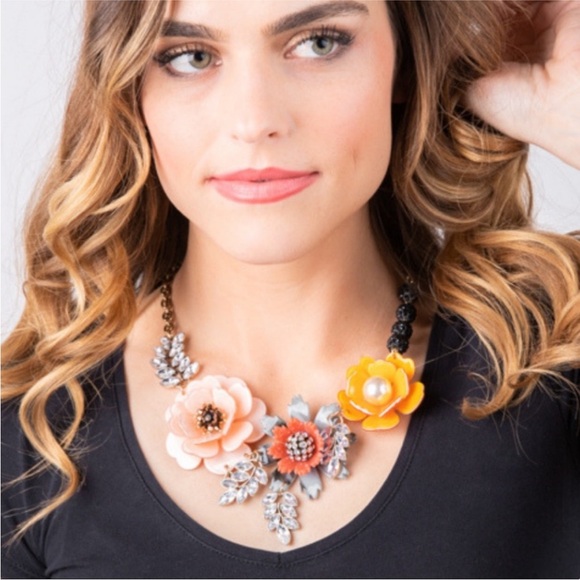 🆕 Floral Statement Necklace - Plunder - Picture 5 of 8
